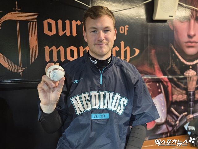 NC 다이노스 외국인 투수 라일리 톰슨이 25일 창원NC파크에서 열린 2025 신한 SOL Bank KBO리그 롯데 자이언츠와의 팀 간 7차전에 선발등판, 6이닝 2실점으로 승리투수가 된 뒤 시즌 10승 기념구를 들고 기념 촬영을 진행했다. 사진 엑스포츠뉴스