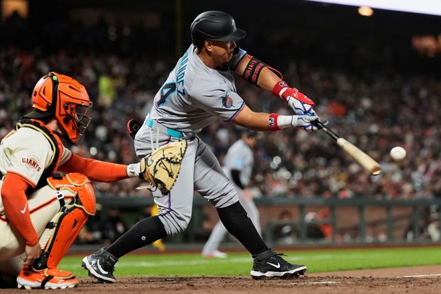 26일 미국 캘리포니아주 샌프란시스코의 오라클파크에서 열린 2025 미국프로야구 메이저리그 마이애미 말린스와 샌프란시스코 자이언츠의 경기, 8회초 2사 2, 3루 마이애미 에르난데스가 2타점 적시타를 날리고 있다. AP 연합뉴스
