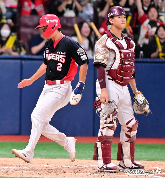 26일 오후 서울 구로구 고척스카이돔에서 열린 '2025 신한 SOL Bank KBO리그' KIA 타이거즈와 키움 히어로즈의 경기, 5회초 1사 1루 KIA 박민이 이창진의 1타점 적시타때 득점에 성공하고 있다. 고척, 김한준 기자