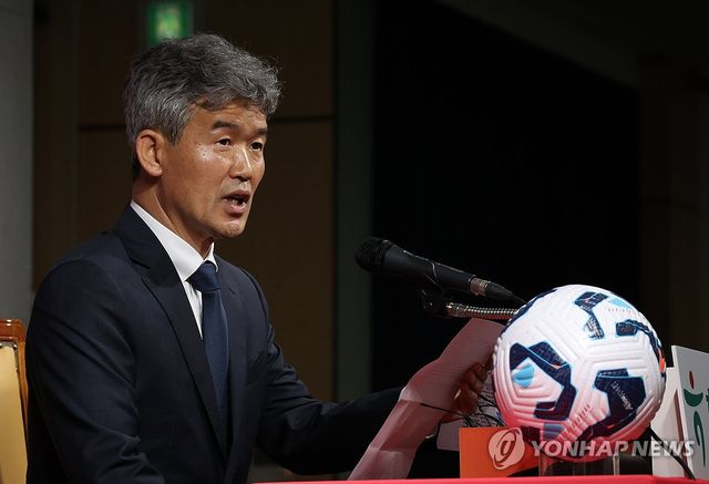 대한축구협회는 26일 보도자료를 통해 FIFA가 전날 발송한 공식 서한을 통해 광주FC 선수들의 출전 자격 관련 사안을 검토해 국내 대회에서의 선수 자격 판단은 KFA의 규정과 권한에 따라 이루어져야 한다는 점을 분명히 했다고 알렸다.&nbsp;연합뉴스