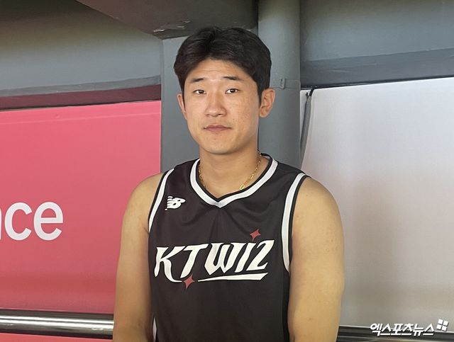 LG 트윈스에서 KT 위즈로 트레이드된 투수 임준형이 25일 수원 KT위즈파크에서 인터뷰에 임하고 있다. 엑스포츠뉴스 수원, 최원영 기자