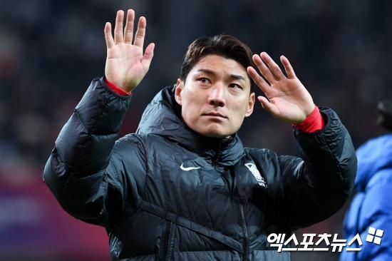 대한축구협회는 26일 EAFF의 결정으로 이번 E-1 챔피언십 대회 엔트리가 23명에서 26명으로 확대됨에 따라 남녀 대표팀 모두 기존 명단에 3명을 추가 발탁한다고 발표했다.&nbsp; 남자 대표팀에는 강상윤(전북현대), 모재현(강원FC, 이상 미드필더), 그리고 주민규(대전하나시티즌, FW)가 발탁됐다. 강상윤과 모재현은 첫 성인 대표팀 발탁이다.&nbsp;엑스포츠뉴스DB