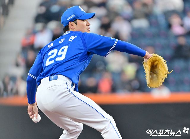 17일 오후 대전 한화생명 볼파크에서 열린 '2025 신한 SOL Bank KBO리그' 삼성 라이온즈와 한화 이글스의 시범경기, 1회말 삼성 선발투수 백정현이 공을 힘차게 던지고 있다. 엑스포츠뉴스DB