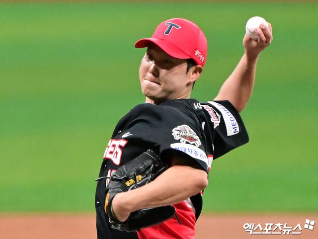 26일 오후 서울 구로구 고척스카이돔에서 열린 '2025 신한 SOL Bank KBO리그' KIA 타이거즈와 키움 히어로즈의 경기, 1회말 KIA 선발투수 김건국이 공을 힘차게 던지고 있다. 고척, 김한준 기자