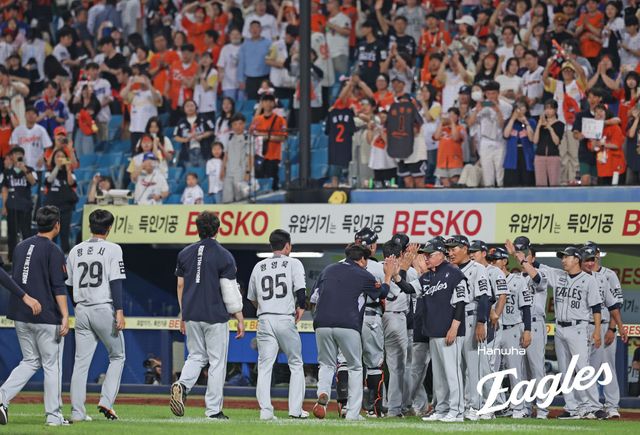 김경문 감독이 이끄는 한화 이글스는 26일 대구삼성라이온즈파크에서 열린 2025 신한 SOL Bank KBO리그 삼성 라이온즈와의 원정경기에서 3-1 역전승을 거뒀다. 한화는 이번 대구 원정 시리즈에서 1승 1패를 기록하며 선두를 유지했다. 2루수 이도윤은 만루 위기 실점을 막는 호수비를 선보였다. 한화 이글스