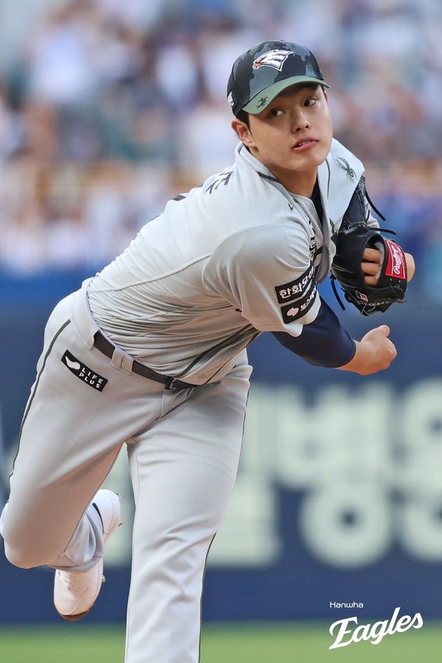 김경문 감독이 이끄는 한화 이글스는 26일 대구삼성라이온즈파크에서 열린 2025 신한 SOL Bank KBO리그 삼성 라이온즈와의 원정경기에서 3-1 역전승을 거뒀다. 한화는 이번 대구 원정 시리즈에서 1승 1패를 기록하며 선두를 유지했다. 이날 한화 선발투수 문동주가 역투하고 있다. 한화 이글스