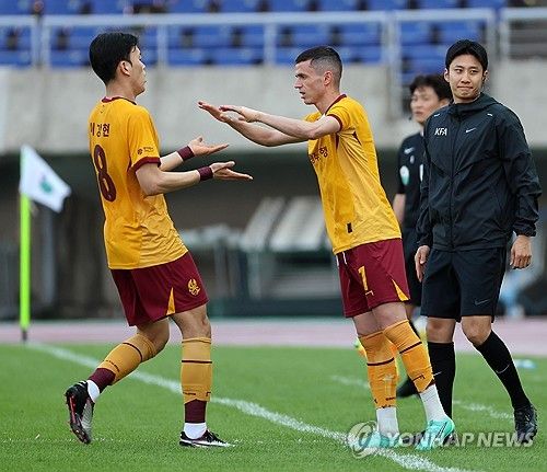 대한축구협회는 26일 보도자료를 통해 FIFA가 전날 발송한 공식 서한을 통해 광주FC 선수들의 출전 자격 관련 사안을 검토해 국내 대회에서의 선수 자격 판단은 KFA의 규정과 권한에 따라 이루어져야 한다는 점을 분명히 했다고 알렸다.&nbsp;연합뉴스