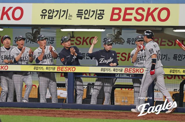 26일 대구삼성라이온즈파크에서 열리는 2025 신한 SOL Bank KBO리그 한화 이글스와 삼성 라이온즈의 경기, 하주석은 7번타자 겸 유격수로 선발 출전한다. 하주석은 전날 9회초 이호성 상대 시즌 첫 홈런을 터뜨렸다. 한화 이글스