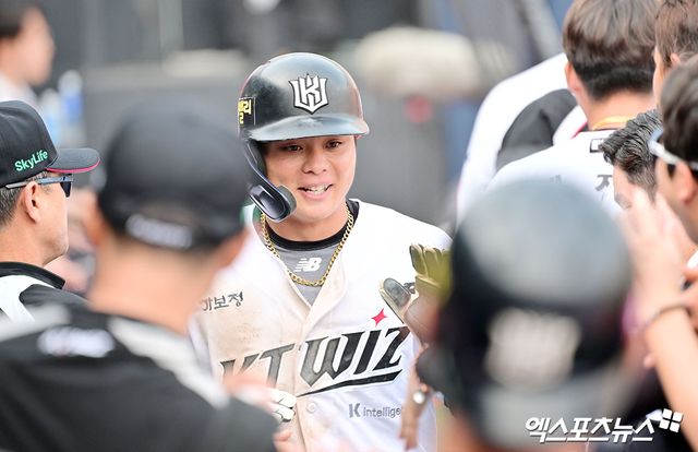 KT 위즈 권동진이 정규시즌 경기에서 득점한 뒤 동료들의 축하를 받고 있다. 엑스포츠뉴스 DB