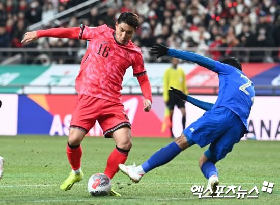 대한축구협회는 26일 EAFF의 결정으로 이번 E-1 챔피언십 대회 엔트리가 23명에서 26명으로 확대됨에 따라 남녀 대표팀 모두 기존 명단에 3명을 추가 발탁한다고 발표했다.&nbsp; 남자 대표팀에는 강상윤(전북현대), 모재현(강원FC, 이상 미드필더), 그리고 주민규(대전하나시티즌, FW)가 발탁됐다. 강상윤과 모재현은 첫 성인 대표팀 발탁이다.&nbsp;엑스포츠뉴스DB