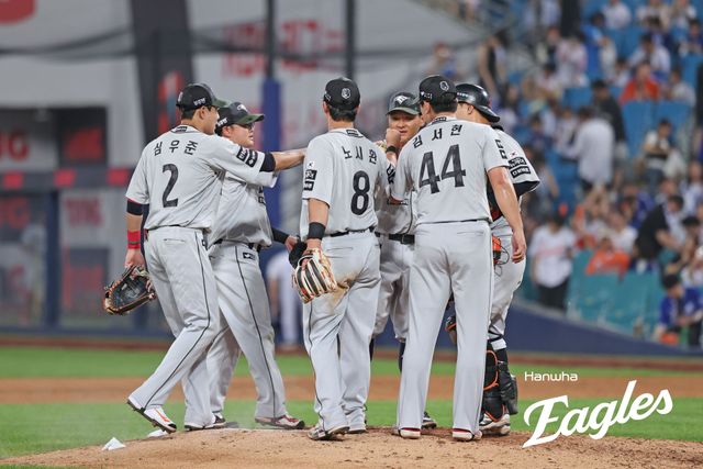 김경문 감독이 이끄는 한화 이글스는 26일 대구삼성라이온즈파크에서 열린 2025 신한 SOL Bank KBO리그 삼성 라이온즈와의 원정경기에서 3-1 역전승을 거뒀다. 한화는 이번 대구 원정 시리즈에서 1승 1패를 기록하며 선두를 유지했다. 2루수 이도윤은 만루 위기 실점을 막는 호수비를 선보였다. 한화 이글스