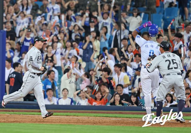 김경문 감독이 이끄는 한화 이글스는 26일 대구삼성라이온즈파크에서 열린 2025 신한 SOL Bank KBO리그 삼성 라이온즈와의 원정경기에서 3-1 역전승을 거뒀다. 한화는 이번 대구 원정 시리즈에서 1승 1패를 기록하며 선두를 유지했다. 2루수 이도윤은 만루 위기 실점을 막는 호수비를 선보였다. 한화 이글스