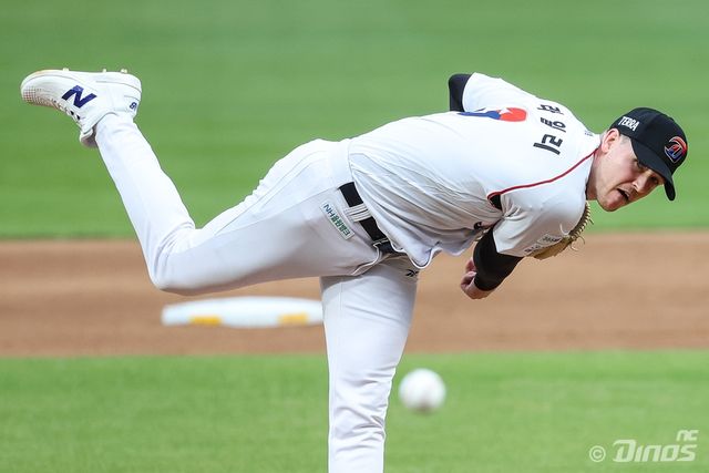 NC 다이노스 외국인 투수 라일리 톰슨이 25일 창원NC파크에서 열린 2025 신한 SOL Bank KBO리그 롯데 자이언츠와의 팀 간 7차전에 선발등판, 6이닝 2실점으로 승리투수가 된 뒤 시즌 10승 기념구를 들고 기념 촬영을 진행했다. 사진 NC 다이노스