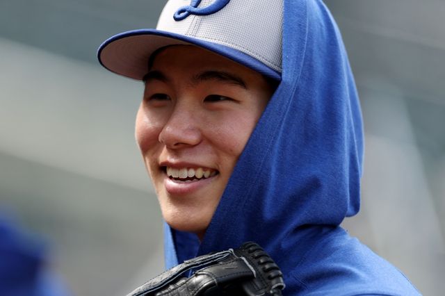 김혜성의 소속팀인 미국 메이저리그(MLB) 지난해 우승팀 LA 다저스는 26일 오전 9시40분부터 미국 콜로라도주 덴버 쿠어스필드에서 시작된 2025 MLB 콜로라도 로키스와 방문 경기 선발 라인업에서 외야수 한 자리로 김혜성 대신 마이클 콘포토를 골랐다. 김혜성은 지난 23일 워싱턴전에서 팀의 노히트 침묵을 깨는 2루타를 터트리며 활약했으나 이후 두 경기에서 연속 벤치로 밀렸다. 연합뉴스