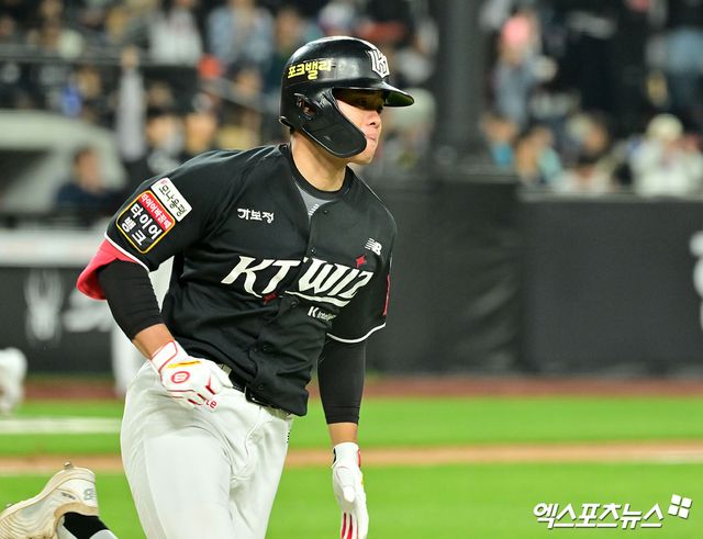 KT 위즈 권동진이 정규시즌 경기에서 타격 후 1루로 달려 나가고 있다. 엑스포츠뉴스 DB