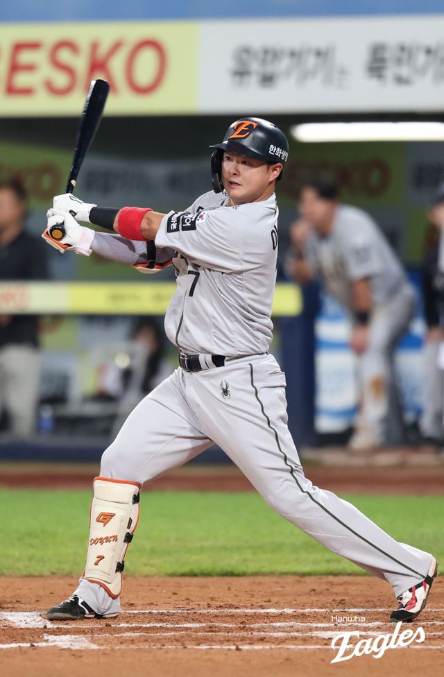 김경문 감독이 이끄는 한화 이글스는 26일 대구삼성라이온즈파크에서 열린 2025 신한 SOL Bank KBO리그 삼성 라이온즈와의 원정경기에서 3-1 역전승을 거뒀다. 한화는 이번 대구 원정 시리즈에서 1승 1패를 기록하며 선두를 유지했다. 2루수 이도윤은 만루 위기 실점을 막는 호수비를 선보였다. 한화 이글스