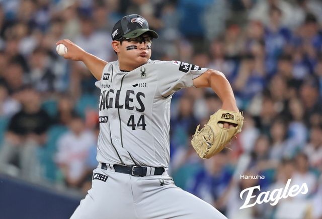 김경문 감독이 이끄는 한화 이글스는 26일 대구삼성라이온즈파크에서 열린 2025 신한 SOL Bank KBO리그 삼성 라이온즈와의 원정경기에서 3-1 역전승을 거뒀다. 한화는 이번 대구 원정 시리즈에서 1승 1패를 기록하며 선두를 유지했다. 마무리 김서현은 시즌 19세이브를 달성했다. 한화 이글스