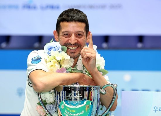 지난 23일 마무리된 우리금융캐피탈 챔피언십에서 하나카드 소속 무라트 나지 초클루(튀르키예)와 김가영이 각각 남녀부 트로피를 가져갔다. PBA