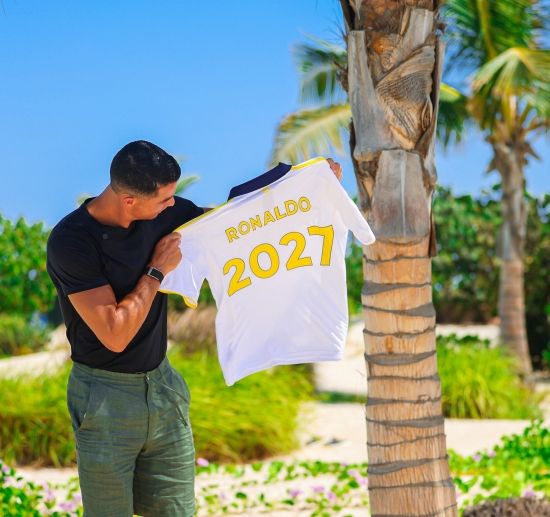 알나스르가 26일(한국시간) 공식 채널을 통해 호날두와 2년 재계약을 맺는다고 발표했다. 호날두는 이로써 2027년 여름까지 알나스르 소속이 된다.&nbsp;알나스르