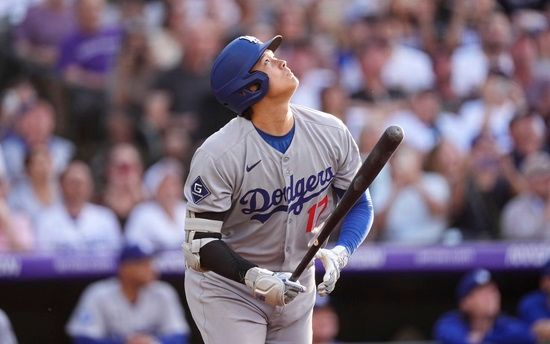 6월 27일(한국시간) 미국 콜로라도주 덴버의 쿠어스필드에서 열린 2025 메이저리그(MLB) 콜로라도 로키스와 LA 다저스 간의 맞대결, 7회초 다저스 오타니 쇼헤이가 승부에 쐐기를 박는 솔로홈런을 날렸다. 연합뉴스