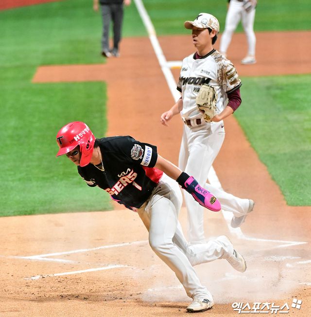 26일 오후 서울 구로구 고척스카이돔에서 열린 '2025 신한 SOL Bank KBO리그' KIA 타이거즈와 키움 히어로즈의 경기, 1회초 2사 3루 KIA 박찬호가 하영민의 폭투때 득점에 성공하고 있다. 고척, 김한준 기자