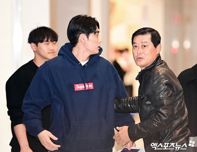 이종범 코치가 시즌 도중 KT 위즈를 떠나 예능 프로그램으로 합류하는 결정을 내렸다. KT 구단은 27일 이종범 코치가 시즌 중반 팀을 떠난다고 밝혔다. KT 구단은 '얼마 전 이종범 코치가 최강야구 감독 합류를 하고 싶다고 밝힌 뒤 퇴단을 요청했다. 구단은 (이강철) 감독과 협의를 통해 이종범 코치의 요청을 수락했다'고 밝혔다. KT는 27일 부산 사직야구장에서 열리는 롯데 자이언츠와의 주말 3연전 첫 날 경기에 앞서 이종범 코치를 1군 엔트리에서 제외했다. 예능 프로그램 출연을 위해 5강 경쟁 중인 팀을 떠나는 터라 논란이 적지 않다. 엑스포츠뉴스DB