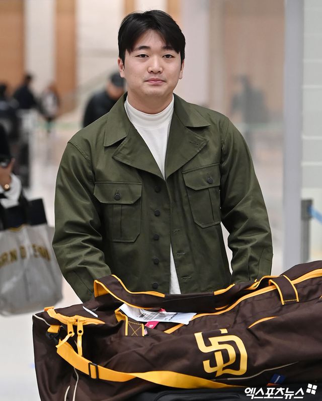 미국프로야구 메이저리그(MLB) 샌디에이고 파드리스에 입단한 '파이어볼러' 고우석이 6일 오전 인천국제공항을 통해 귀국했다. 고우석은 4일 샌디에이고와 2년 총액 450만 달러(약 59억원) 계약에 합의했다. 2024년과 2025년 연봉은 각각 175만 달러, 225만 달러로 상호 옵션 실행 시 고우석은 2026년 연봉 300만 달러를 받는다. 옵션이 실행되지 않을 경우 고우석은 바이아웃 금액 50만 달러를 수령한다. 2024~2026년 인센티브 금액까지 포함하면 최대 940만 달러를 받을 수 있다. 엑스포츠뉴스 DB