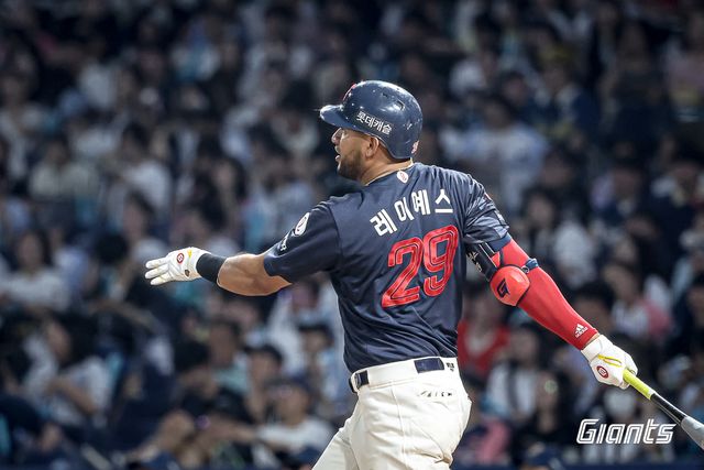 롯데 자이언츠 외국인 타자 빅터 레이예스가 26일 창원NC파크에서 열린 2025 신한 SOL Bank KBO리그 NC 다이노스와의 팀 간 7차전에서 4타수 2안타 1홈런 2타점을 기록, 팀 승리를 이끌었다. 사진 롯데 자이언츠