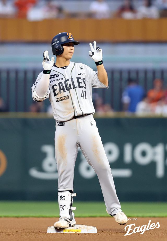 27일 오후 인천SSG랜더스필드에서 열린 '2025 신한 SOL Bank KBO리그' 한화 이글스와 SSG 랜더스의 경기, 4회초 1사 2루 한화 최인호가 1타점 2루타를 때린 뒤 세리머니를 하고 있다. 한화 이글스