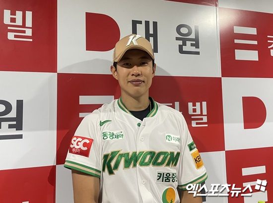 키움 히어로즈 송성문이 27일 삼성 라이온즈와 홈경기 짜릿한 역전승 이후 취재진과 인터뷰에 임하고 있다. 고척, 김유민 기자