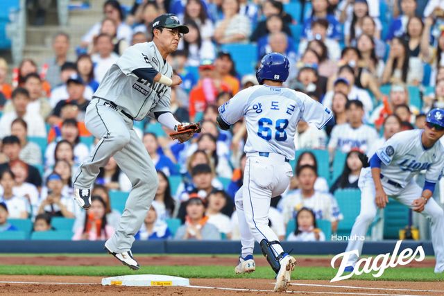 26일 오후 대구삼성라이온즈파크에서 열린 '2025 신한 SOL Bank KBO리그' 한화 이글스와 삼성 라이온즈의 경기, 1회말 1사 삼성 양도근의 투수 땅볼 때 한화 1루수 채은성이 양도근과 충돌하고 있다. 한화 이글스