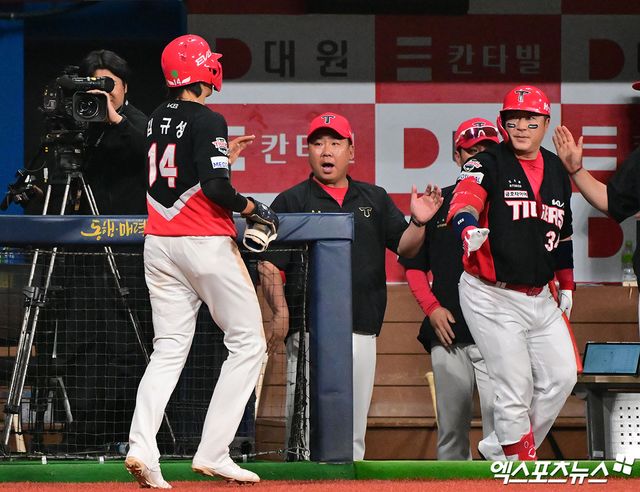 26일 오후 서울 구로구 고척스카이돔에서 열린 '2025 신한 SOL Bank KBO리그' KIA 타이거즈와 키움 히어로즈의 경기, 11회초 1사 만루 KIA 김규성이 박찬호의 1타점 희생플라이때 득점에 성공한 후 이범호 감독의 축하를 받고 있다. 고척, 김한준 기자