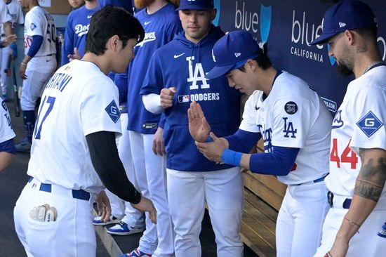 LA 다저스 유틸리티 플레이어 김혜성이 28일 캔자스시티 로열스 원정 경기에서 4경기 연속 벤치를 지킨다. 김혜성은 지난 23일 워싱턴 내셔널스전 선발 출전 이후 단 한 번도 타석을 소화하지 못했다. 26일 경기 후반 대수비 출전이 전부였다. 연합뉴스