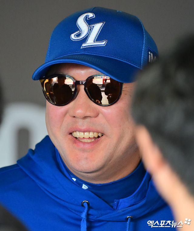 지난 4월 29일 오후 인천SSG랜더스필드에서 열린 2025 신한 SOL Bank KBO리그 삼성 라이온즈와 SSG 랜더스의 경기, 삼성 박진만 감독이 취재진과 대화를 나누고 있다. 엑스포츠뉴스 DB