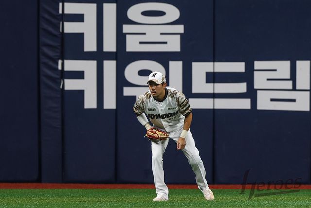 키움 히어로즈는 27일 외야수 이용규를 1군 엔트리에서 말소하고 내야수 서유신을 콜업했다. 홍원기 키움 감독은 이날 경기를 앞두고 '26일 7회초 김호령의 타구를 쫓아가다가 종아리에 근육 경련이 왔다고 한다. 오늘 아침에도 상황이 좋지 않다는 보고를 받았다. 부상이 길어질 것 같진 않은데, 완전히 휴식하고 회복하는 게 나을 것 같았다'고 이유를 설명했다. 키움 히어로즈