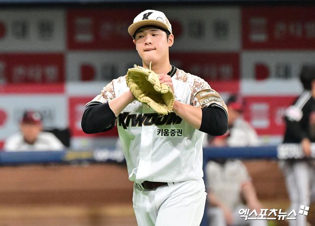 6월 8일 오후 서울 구로구 고척스카이돔에서 열린 2025 신한 SOL Bank KBO리그 LG 트윈스와 키움 히어로즈의 경기, 4회초 수비를 마친 키움 정현우가 더그아웃으로 향하고 있다. 엑스포츠뉴스 DB