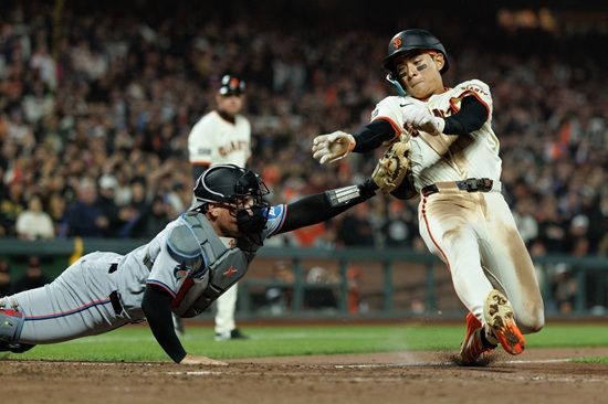 샌프란시스코 자이언츠 외야수 이정후가 28일 시카고 화이트삭스전에서 6번 타자 중견수로 선발 출전한다. 이정후는 지난 27일 마이애미 말린스전에서 5번 타자 중견수로 선발 출전해 시즌 6번째 3루타를 달성했다. 이정후는 이 3루타로 오타니 쇼헤이와 함께 내셔널리그 3루타 부문 공동 2위에 올랐다. 연합뉴스