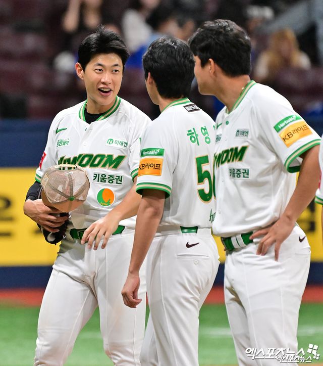 27일 오후 서울 구로구 고척스카이돔에서 열린 2025 신한 SOL Bank KBO리그 삼성 라이온즈와 키움 히어로즈의 경기, 8회말 2사 1루 키움 송성문이 투런 홈런을 날리고 있다. 엑스포츠뉴스 DB