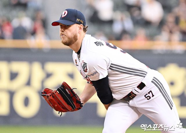18일 오후 서울 송파구 잠실야구장에서 열린 '2025 신한 SOL Bank KBO리그' KIA 타이거즈와 두산 베어스의 경기, 1회초 두산 선발투수 콜 어빈이 공을 힘차게 던지고 있다. 엑스포츠뉴스 DB