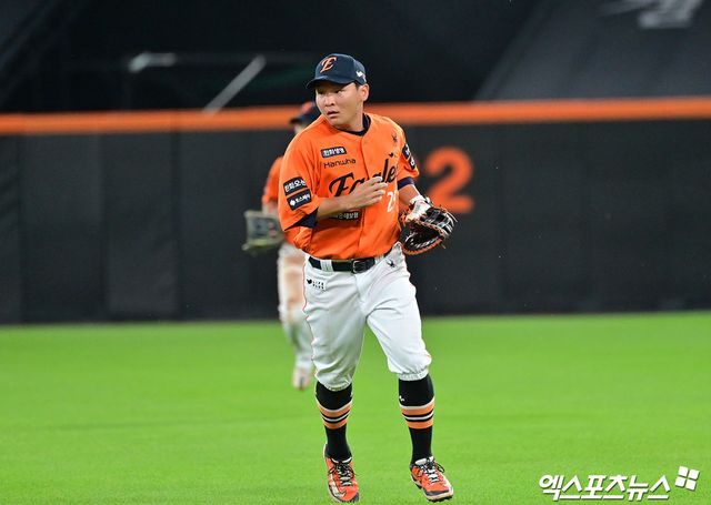 14일 오후 대전 한화생명 볼파크에서 열린 '2025 신한 SOL Bank KBO리그' LG 트윈스와 한화 이글스의 경기, 9회초수비를 마친 한화 김태연이 더그아웃으로 향하고 있다. 엑스포츠뉴스 DB
