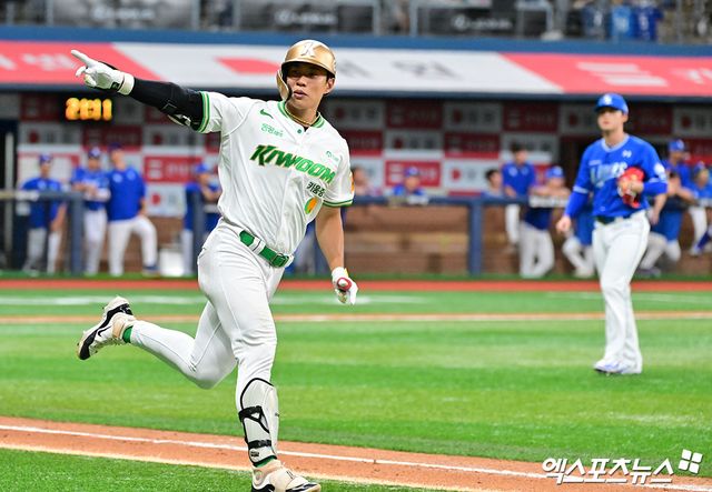 27일 오후 서울 구로구 고척스카이돔에서 열린 2025 신한 SOL Bank KBO리그 삼성 라이온즈와 키움 히어로즈의 경기, 8회말 2사 1루 키움 송성문이 투런 홈런을 날리고 있다. 엑스포츠뉴스 DB