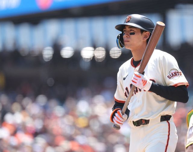 미국 메이저리그 샌프란시스코 자이언츠의 이정후가 27일(한국시간) 미국 캘리포니아주 샌프란시스코의 오라클파크에서 열린 2025 메이저리그(MLB) 마이애미 말린스와의 홈경기에 5번타자 겸 중견수로 선발 출전, 4타수 1안타 1득점을 기록했다. 사진 연합뉴스
