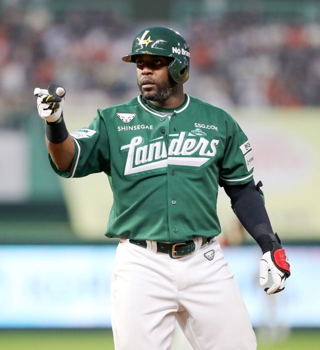 27일 오후 인천SSG랜더스필드에서 열린 '2025 신한 SOL Bank KBO리그' 한화 이글스와 SSG 랜더스의 경기, 5회말 2사 3루 SSG 에레디아가 1타점 적시타를 기록한 뒤 세리머니를 하고 있다. SSG 랜더스