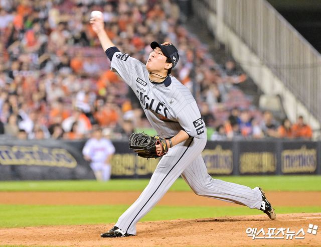 28일 오후 서울 송파구 잠실야구장에서 열린 '2025 신한 SOL Bank KBO리그' 한화 이글스와 LG 트윈스의 경기, 10회말 한화 박상원이 공을 힘차게 던지고 있다. 엑스포츠뉴스 DB