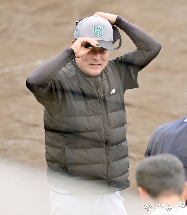 이종범 코치가 시즌 도중 KT 위즈를 떠나 예능 프로그램으로 합류하는 결정을 내렸다. KT 구단은 27일 이종범 코치가 시즌 중반 팀을 떠난다고 밝혔다. KT 구단은 '얼마 전 이종범 코치가 최강야구 감독 합류를 하고 싶다고 밝힌 뒤 퇴단을 요청했다. 구단은 (이강철) 감독과 협의를 통해 이종범 코치의 요청을 수락했다'고 밝혔다. KT는 27일 부산 사직야구장에서 열리는 롯데 자이언츠와의 주말 3연전 첫 날 경기에 앞서 이종범 코치를 1군 엔트리에서 제외했다. 예능 프로그램 출연을 위해 5강 경쟁 중인 팀을 떠나는 터라 논란이 적지 않다. 엑스포츠뉴스DB