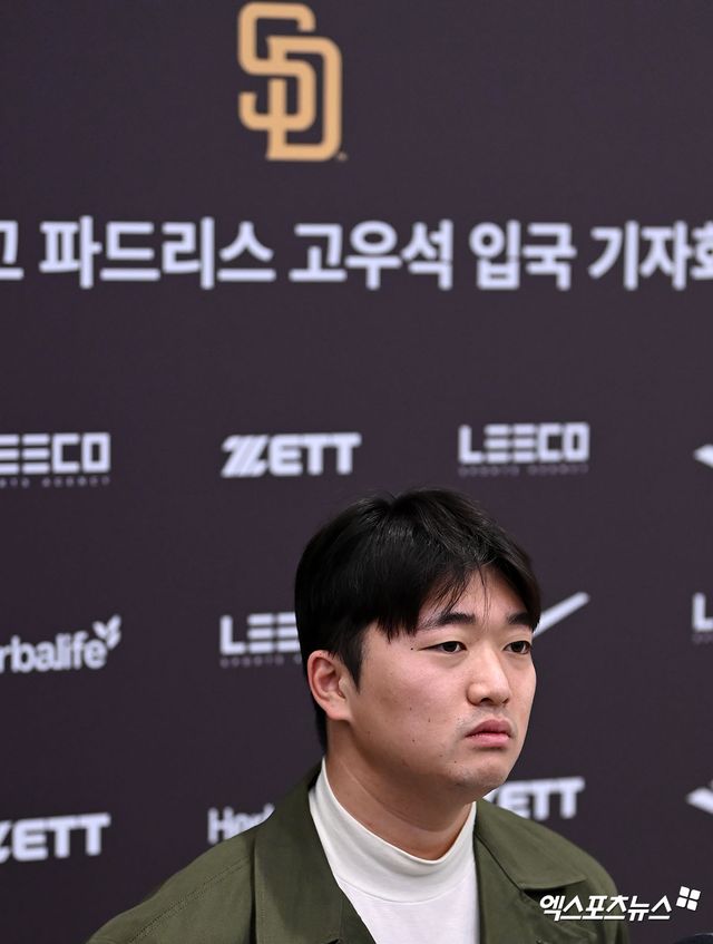 미국프로야구 메이저리그(MLB) 샌디에이고 파드리스에 입단한 '파이어볼러' 고우석이 6일 오전 인천국제공항을 통해 귀국했다. 고우석은 4일 샌디에이고와 2년 총액 450만 달러(약 59억원) 계약에 합의했다. 2024년과 2025년 연봉은 각각 175만 달러, 225만 달러로 상호 옵션 실행 시 고우석은 2026년 연봉 300만 달러를 받는다. 옵션이 실행되지 않을 경우 고우석은 바이아웃 금액 50만 달러를 수령한다. 2024~2026년 인센티브 금액까지 포함하면 최대 940만 달러를 받을 수 있다. 엑스포츠뉴스 DB