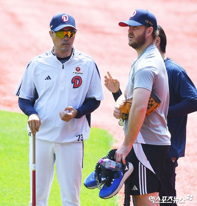 3일 오후 서울 송파구 잠실야구장에서 열리는 '2025 신한 SOL Bank KBO리그' KIA 타이거즈와 두산 베어스의 경기, 두산 조성환 감독대행이 콜 어빈과 대화를 나누고 있다. 엑스포츠뉴스 DB