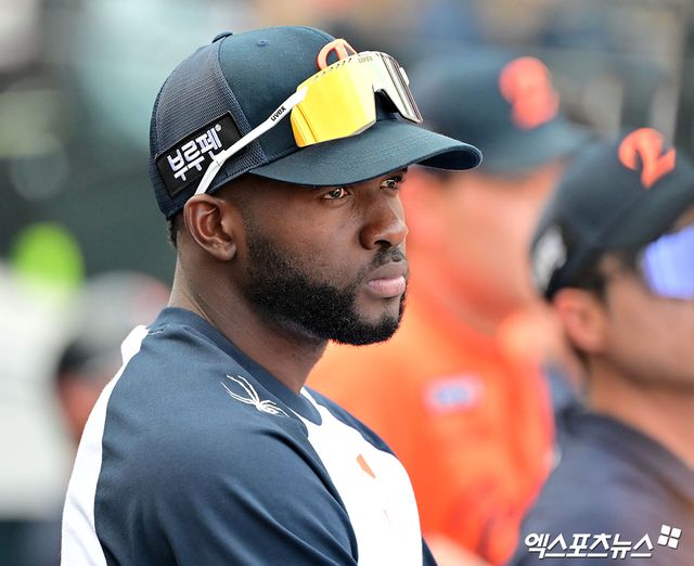 14일 오후 대전 한화생명 볼파크에서 열린 '2025 신한 SOL Bank KBO리그' LG 트윈스와 한화 이글스의 경기, 한화 플로리얼이 경기를 지켜보고 있다. 엑스포츠뉴스 DB