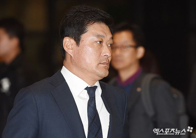 이종범 코치가 시즌 도중 KT 위즈를 떠나 예능 프로그램으로 합류하는 결정을 내렸다. KT 구단은 27일 이종범 코치가 시즌 중반 팀을 떠난다고 밝혔다. KT 구단은 '얼마 전 이종범 코치가 최강야구 감독 합류를 하고 싶다고 밝힌 뒤 퇴단을 요청했다. 구단은 (이강철) 감독과 협의를 통해 이종범 코치의 요청을 수락했다'고 밝혔다. KT는 27일 부산 사직야구장에서 열리는 롯데 자이언츠와의 주말 3연전 첫 날 경기에 앞서 이종범 코치를 1군 엔트리에서 제외했다. 예능 프로그램 출연을 위해 5강 경쟁 중인 팀을 떠나는 터라 논란이 적지 않다. 엑스포츠뉴스DB