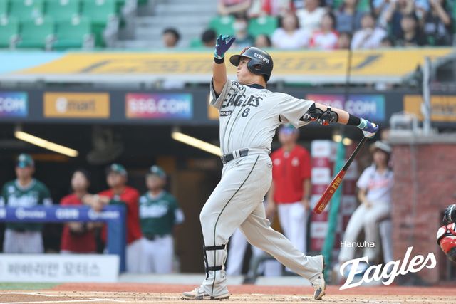 27일 오후 인천SSG랜더스필드에서 열린 '2025 신한 SOL Bank KBO리그' 한화 이글스와 SSG 랜더스의 경기, 1회초 1사 1, 3루 한화 노시환이 선제 스리런 홈런을 치고 있다. 한화 이글스